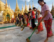 Công đức quét tháp