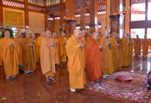 Lễ tạ Tam bảo và tán hoa cúng Phật