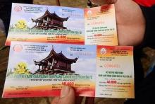 Thu phí trước cổng chùa