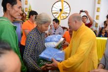 Thầy Thích Đồng Trí trao quà cho bà con nghèo tại địa bàn tỉnh Đồng Tháp