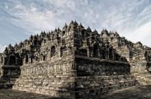 6 tầng dưới của Borobudur có bình đồ hình đa giác với 20 cạnh,trong khi 3 tầng trên có bình đồ hình tròn - là phần tinh túy nhất của công trình.