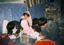 Trẻ em ở nước Cộng hòa Hồi giáo Afghanistan đang sử dụng đèn nến hiến tặng để thắp sáng thời gian học tập