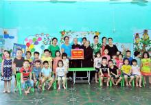 Vĩnh Lộc: Chùa Giáng tặng quà cho học sinh có hoàn cảnh khó khăn
