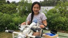 Em Anna Du và con robot do em chế tạo ra với chức năng săn lùng rác nhựa trên biển - Ảnh: ANNA DU.
