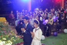 Hai bạn trẻ cùng gia đình làm lễ hằng thuận tại chùa Từ Xuyên