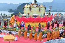 Hà Nam: Lễ tắm Phật, thả bồ câu, bong bóng cầu nguyện hòa bình thế giới