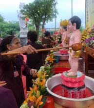 Trang nghiêm tắm Phật