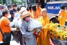 Tôn Giáo Sinh Hoạt Trở Lại, Quỹ Đạo Phật Ngày Nay – Chùa Giác Ngộ Tiếp Tục Tặng Quà Cho Người Khiếm Thị