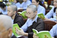 Tụng Kinh trong đêm cuối khóa tu Xuất gia gieo duyên