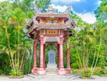 Nhà bia và bia ghi sự lục Tổ đình