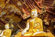 Hang có hàng nghìn tượng Phật khắc trên trần
