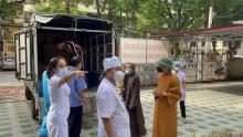 Bắc Giang: Ban Thông Tin Truyền Thông Phật Giáo tỉnh Vĩnh Phúc trao tặng quà cứu trợ cho các tuyến đầu chống dịch tại tỉnh Bắc Giang