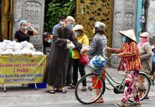 Chùa Giác Ngộ Mang Đến 500 Suất Cơm Chay Ấm Lòng Cho Bà Con Khó Khăn Trong Tâm Dịch