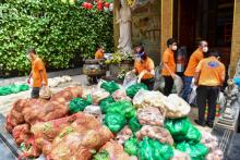 Trước ngày “ai ở đâu, ở yên đó”, chùa Giác Ngộ vẫn tiếp tục tặng nông sản và thuốc thang cho bà con
