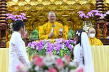 Chú rể Tấn Trung và cô dâu Phương Oanh tiến tới hôn nhân bằng nghi thức hằng thuận
