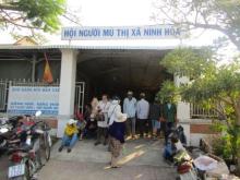 Đoàn từ thiện chùa Thiên Long trao quà cho Hội người mù thị xã Ninh Hoà.