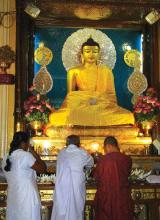 Tượng Đức Phật thờ trong Đại Tháp Bồ Đề Đạo tràng