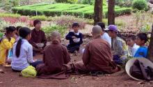 Những buổi pháp đàm giữa quý thầy, quý sư cô và Phật tử trẻ là cơ hội để truyền thông và thực tập lời Phật dạy (Ảnh: C.Quốc)