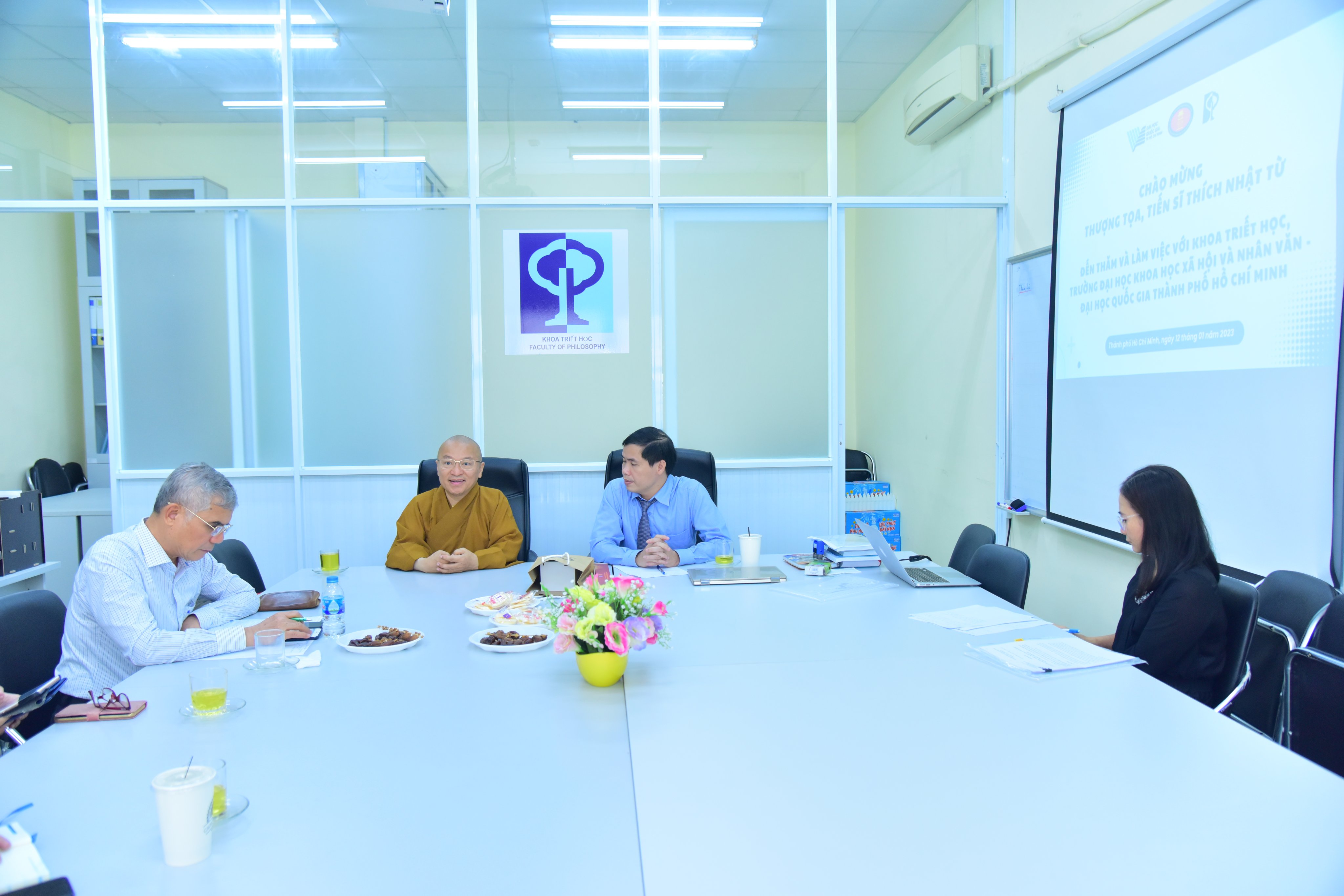 Thượng tọa Tiến sĩ Thích Nhật Từ thăm và làm việc với Khoa Triết học Đại học KHXH&amp;NV ĐHQG TP. Hồ Chí Minh